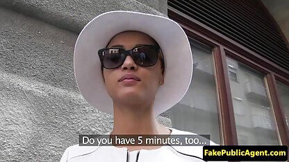 Anh chàng nắm lấy một cô gái xinh đẹp và fuck pim xec vang anh cô ấy