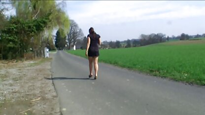 Cô học trò cắn chặt sách để lặng người trong những phút khó pim sec vang anh quên bên thầy