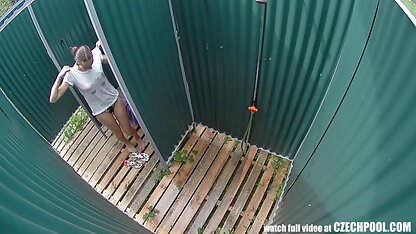 Cô bán hàng xem sec nhat ky vang anh quỳ dưới quầy bú cặc cho chủ ki-ốt và vừa nuốt nước bọt vừa há miệng