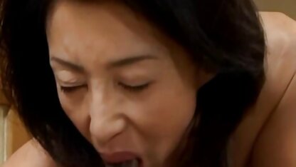 Julia ném chân lên bàn trong trạng thái uốn cong và lồn cô ấy mở ra cho một con cặc chết tiệt phía phim vang anh sec sau