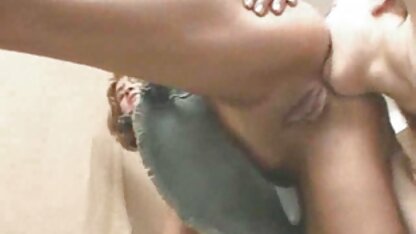 Một con điếm với cặp mông khít khao khéo léo hút lấy phần thịt của dương vật, pim sec hoang thuy linh đẩy sâu vào trong họng và đút lỗ đít