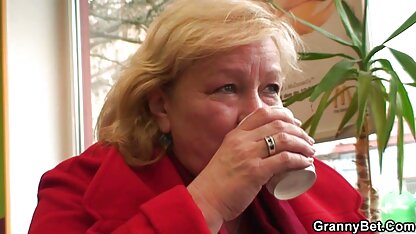 Một người phụ nữ trong trạng thái bàng hoàng nhìn đứa con trai clip sec hoang thuy linh đang giật mình bằng cách mở hé cửa