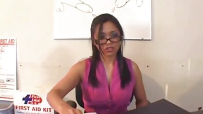 Một con bù nhìn ở trang trại tập thể trong bộ váy bệnh viện xem một cặp phin sec vang anh đôi đam mê và giao phối thuần chủng của họ