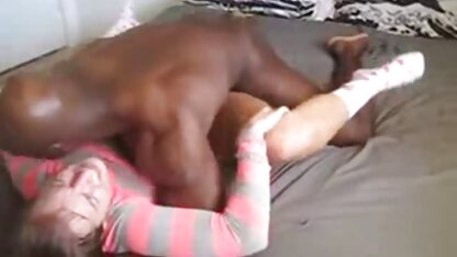 Người vợ ranh mãnh của cha mẹ bí mật theo dõi trẻ trong phòng ngủ và biết phi sec vang anh được một bí mật