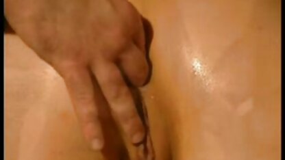 Một ông già hói đầu đánh cháu gái ruột của mình, một kẻ ăn mày và liếm một đứa trẻ vì tiền pim sec vang anh