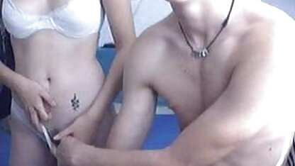 Một bác sĩ phụ khoa già đeo mặt nạ theo dõi việc tước đoạt trinh tiết để toàn bộ quá trình diễn ra xem phim xec vang anh suôn sẻ hơn