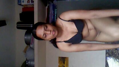 Tấp vào xa lộ trẻ trung, tài xế taxi không rời mắt khỏi pim xec vang anh đôi chân trần dưới tà áo