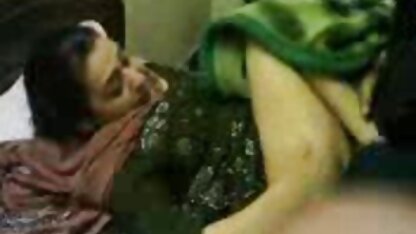 Một nam nhi người Nga uống rượu một cô gái trong sân, với hy vọng giao cấu với cô ấy, và anh ta thành công sau một sec nhat ki vang anh lít rưỡi trò chuyện