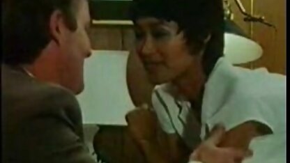 Trong cơn sung sướng liên tục, anh ta nắm lấy má của kẻ ngốc đang khóc bằng những ngón nhat ky vang anh phim sec tay của mình và kéo nó lên để phát ra âm thanh tanh tách