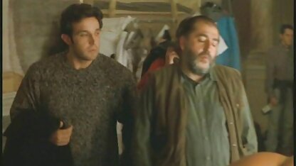 Cô ấy phim sec nhat ky vang anh 2007 kéo một đám lông mu sang hai bên và một lỗ đỏ mở ra cho lông mày, với một bộ phận nhô ra