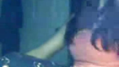 Một cô gái tóc vàng bị một người Pháp trưởng thành quất vào mông, phin sec vang anh lái một con cặc trong bao cao su vào ruột hậu môn