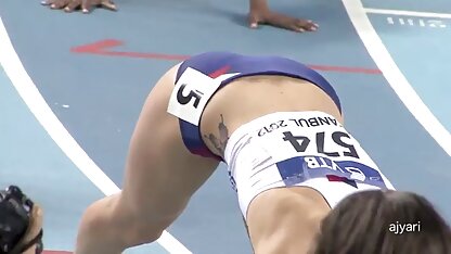 Nụ hôn say đắm của một người đàn ông da đen như sô cô la với một cô gái tóc vàng hoe như sữa và tiếp tục quan phi sec vang anh hệ tình dục giữa họ