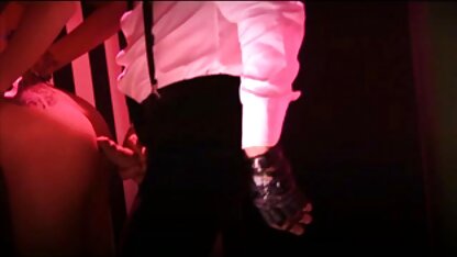 Một người phụ nữ Uzbekistan trong trang phục phin sec hoang thuy linh truyền thống đeo kính đứng ung dung và rên rỉ, và từ phía sau một yigit đâm một thành viên trong lỗ đít nhờn