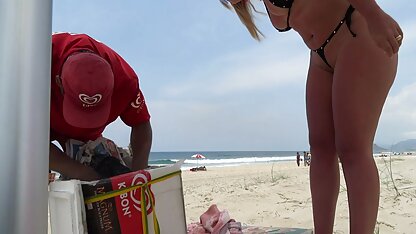 Nam thanh niên chụp ảnh cô gái xấu anh sec vang anh xí của mình trên một chiếc máy ảnh nghiệp dư và cô ấy phơi bày cơ thể trước ống kính