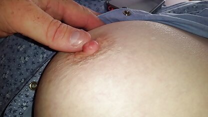 Một cô gái trẻ bú tinh ranh bằng cách sem sec vang anh nuốt và được một lượng tinh trùng trên mặt của cô ấy