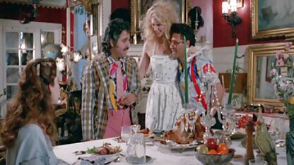 Tôi kéo ra từ dưới ghế sofa bên phimxec vang anh tai với một đứng treo một con nhóc nhìn trộm phía sau một người mẹ đang mặc quần áo