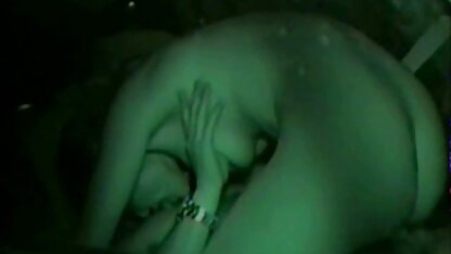 Cô ấy quan sát với miệng của mình, cho một thành viên đã vào một khe chặt chẽ trên cơ thể của mình và tự liếm pim xec vang anh