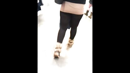 Trong phòng ngủ sem sec vang anh sau giờ làm việc, ở bên giường, người vợ đang quỳ gối và người chồng xô cô ta từ phía sau