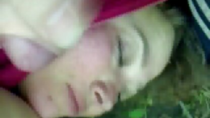 Cô gái theo dõi anh chàng trong phòng tắm, khi anh ta giật mình phim sec vang a và tưởng tượng dưới cánh cửa, ép mình vì âm hộ