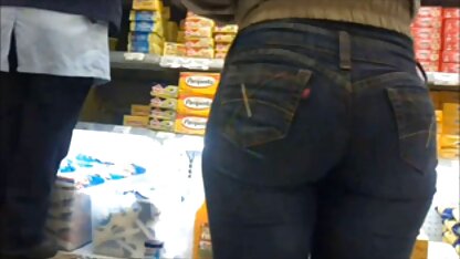 Người phụ nữ dọn dẹp hút một fim sec hoang thuy linh vết chích lớn bằng đôi môi của mình trong nước ấm cố gắng nâng nó lên