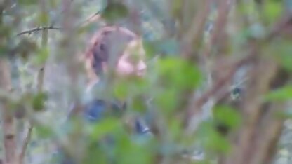 Chàng trai quay lén em gái với bạn gái của mình trên điện thoại và họ bắt sec nhat ky vang anh đầu cởi quần áo trước mặt để địt với em