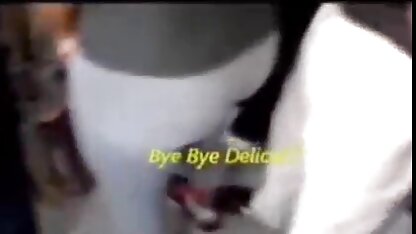 Người đàn ông trẻ tuổi đặt một chiếc điện sec hoang thi linh thoại ẩn trong hồ sơ và bắt đầu dán chặt người giúp việc