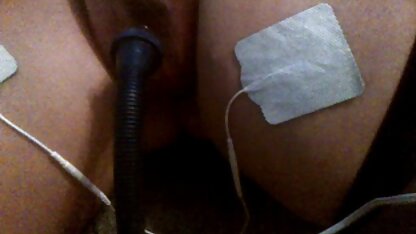 Anh ta cởi quần lót và chạm vào âm hộ của em gái mình, cô anh sec hoang thuy linh ấy nhìn lại vì sợ bố mẹ