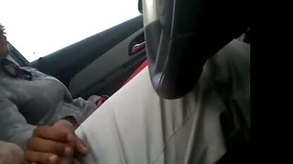 Một cô gái tóc đỏ với cái bụng bự tắm với một người đàn ông da đen và anh ta địt sec nhat ki vang anh cô ấy giữa những chiếc bánh