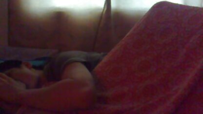 Một con quái vật đầy lông hung hăng nấp một người say rượu ẩn anh sec vang anh nấp dưới gầm cao, nhấc chân lên vai cô