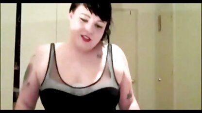 Bà đang phỏng vấn nhà văn sec hoang thuy linh viết sách khoa học viễn tưởng, trong khi dưới gầm bàn bà bị một người quay phim làm tình