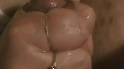 Người da đen dùng tay ôm lấy thân hình gầy guộc và trồng một cây vang anh sec shnyaga dài có gai dày