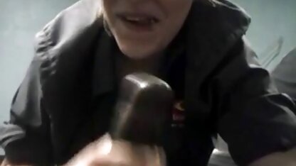 Trong một giấc mơ vào giờ ăn trưa, bảo vệ của nhà nghỉ nữ xem sec nhat ky vang anh tiến đến chỗ cô và bắt đầu kéo chiếc quần lót ra khỏi âm hộ của cô.