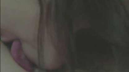 Gọn gàng cởi quần lót với váy phimsec vanganh và làm ướt một đầu bắp cải trong âm hộ ấm áp