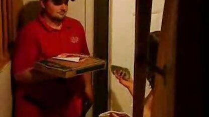 Chế giễu thô bạo đối với một cô xem phim sec hoang thuy linh gái tóc vàng lùn, bị trói như xác ướp và dùng gậy nhựa chọc vào mông