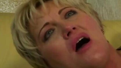 Tây Ban Nha handjob tại nhà, một trẻ sorceress phim sec hoang thi linh thủ dâm một tinh ranh đến cô ấy yêu, và anh ấy liếm chân của mình