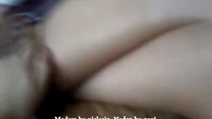 Cô chủ quán cà phê vào bếp nhìn thấy cô đầu bếp mặc tạp dề không mặc quần lót nên quyết định kẹp phim sec vang anh vào giữa cặp mông trần của mình