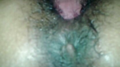 Cô gái tóc vàng ﻿sec vang anh nhét một viên có gai khỏe vào giữa hai mông và ngồi xuống