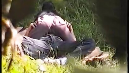 Chồng hoảng sợ ngồi co ro trong góc tường khi tên cướp mặc áo đen bịt miệng phim sec nhat ky vang anh 2007 xé xác vợ