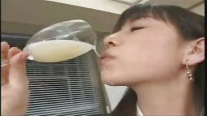 Trong hai cái lỗ ẩm ướt, một cô gái trẻ tóc vàng được sem sec vang anh nhét đầy lỗ đít, đặt một cái lỗ đít và miệng nằm trên đi văng