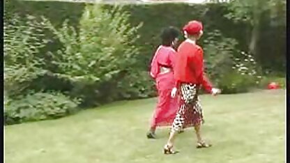 Tôi bắt gặp em gái trần truồng của mình đang thủ dâm trong phòng tắm, cô gái nhìn thấy con cặc của anh ta và đã quá muộn để rút lui xem phim sec hoang thuy linh