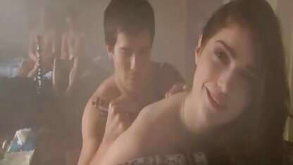 Chàng trai gần như không thể tự đứng trên đôi chân của mình, nhưng đang cố gắng kéo một cô gái Ukraine say rượu lên ghế sofa để giao phin sec vang anh cấu