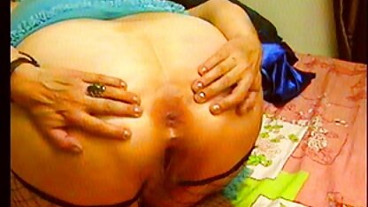 Người phụ nữ Tatar với mái tóc ngắn dưới ô vuông chơi bi-a với quả trứng của chồng, vang anh sec dùng môi bóp vào bìu đã cạo