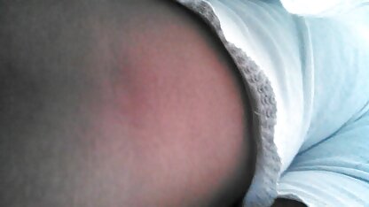 Trong một con chim nhồng bằng vải vụn, một người làm vườn chọc phim sec nhat ky vang anh 2007 một cái chày ở bể bơi trong sân cho một nữ tiếp viên trẻ