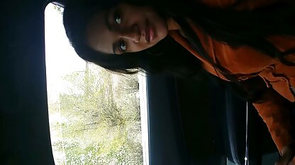 Đâm một miếng shnyaga vào má và kéo căng miệng, nhấc pim sec hoang thuy linh chân qua đầu và cắm một chiếc đinh nhọn vào chiếc bánh bao ướt