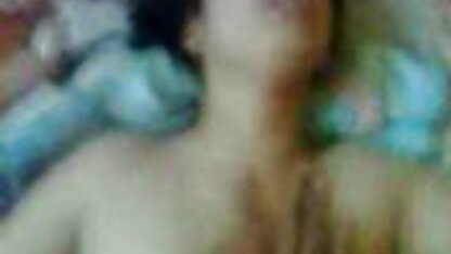 Nondescript phụ nữ có đáy quần clip sec vang anh chơi khăm trong đường phố vòi hoa sen với quần lót xuống đến đầu gối của cô ấy