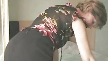 Vớ phi sec vang anh xé toạc mông của nữ diễn viên múa ba lê trần truồng rồi tẩm quất trước gương