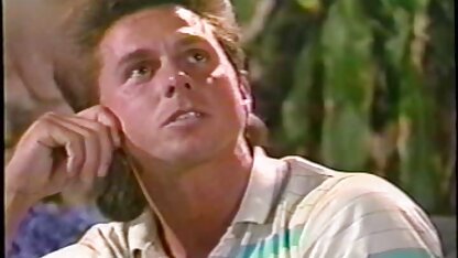 Trải rộng anh sec hoang thuy linh bộ ngực tươi tốt trên khắp giường và âm đạo sloshing đến từ phía sau