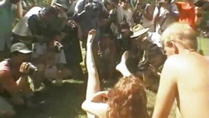 20 cô gái trẻ làm xem phim xec vang anh tình với một lính cứu hỏa với cả đám đông trong phòng gương