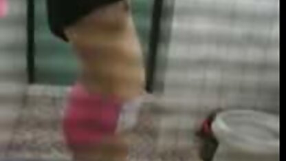 Cô con gái riêng đã lấy trộm tiền từ ví của người đàn ông, bị đốt cháy và làm việc bằng miệng, và với một âm hộ đỏ sec hoang thi linh