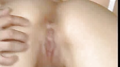 Trong ngôi làng ở quê nhà, một kẻ dã man trên núi đã tự hiến mình cho sec hoang thuy linh một người Đức đeo kính cận vào mông